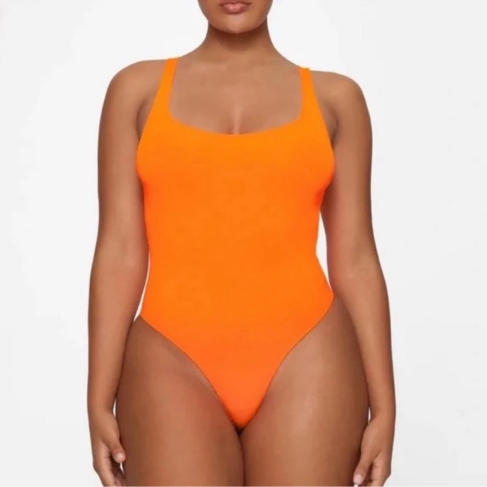 NWT SKIMS Essentials Scoopneck Bodysuit - Highlighter Orange